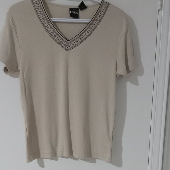Erika short sleeves V-neck is designed with black decorative tread size M - Picture 1 of 5